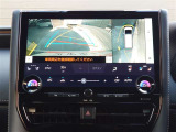 パノラミックビューモニター付きです。車両を上から見たような映像をディスプレイオーディオ画面に表示。運転席からの目視だけでは見にくい、車両周辺の状況をリアルタイムでしっかり確認できます。