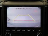 リヤビューカメラで車庫入れも安心。ステアリングと連動しガイド線が動くので、車両感覚をつかみやすくなっています。