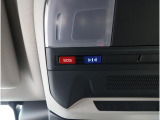 専用ボタンでコールセンターへ接続。状況に応じて緊急車両の要請やロードサービスの取次ぎを行います。重大事故の際は自動的にコールセンターにつながり、緊急車両やドクターヘリを要請します。(要申込)