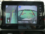 ギアを『R』に入れた後、カメラボタンを押すと、運転席から見えない左側面をナビ画面にうつしてくれるので、幅寄せや縦列駐車がし易くなります。