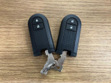 【スマートキー】 スマートキーを携帯していれば、ドアハンドルのボタンを押してロックの解除ができ、パワースライドドア(左側)もワンタッチで開閉できます。
