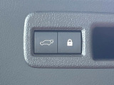 【パワーバックドア】スマートキーや運転席のボタンを押すだけでリアゲートが自動で開閉します!荷物を持っている時や、高い位置にあるバックドアを閉める際に便利な機能です♪
