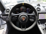GT4 RS専用スポーツステアリングホイール。イエローのトップセンターマークが付いており、イエローでマーキングされたブラックのパドルシフトが、モータースポーツのように俊敏なギアシフトを可能にします。