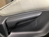 運転席にはドライバーの体型や好みに応じて前後方向だけでなく、高さの調整ができるシートリフターを装備!