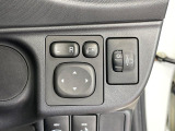 【電動格納ミラー】サイドミラーは電動格納式となっており、狭い駐車場でもキズがつくリスクを抑えられます。
