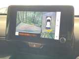 【パノラミックビューモニター】専用のカメラにより、上から見下ろしたような視点で360度クルマの周囲を確認することができます☆死角部分も確認しやすく、狭い場所での切り返しや駐車もスムーズに行えます。