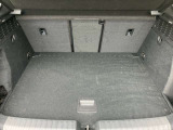 深さもあり使いやすいラゲッジです。また60:40の割合で別々に倒したりすることができるので、積み荷の大きさや形状に合わせた多彩なアレンジも可能です。