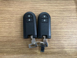 【スマートキー】 スマートキーを携帯していれば、ドアハンドルのボタンを押してロックの解除ができ、パワースライドドア(左側)もワンタッチで開閉できます。