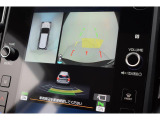 後退時、車体後部に装着されたソナーセンサーが障害物を検知。衝突の可能性がある場合は、警告表示と警報音で、段階的に注意を喚起します。