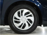 ◆純正ホイール装着車◆シンプルなデザインのホイールキャップ付きです。