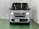LEDヘッドライトを装備しています。LEDヘッドライトはとても明るく、雨の日や夜間走行も安全・安心です。オートライトコントロール付きで周囲の明るさに応じて自動で点灯・消灯します