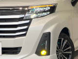【LEDヘッドライト】悪天候や夜間走行時も良好な視界を確保し安心して運転できる高輝度LEDヘッドライトを装備!点灯速度が早く、消費電力も抑えられています。