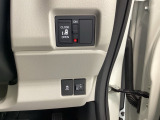 左側に電動スライドドアを装備。ワンタッチで開閉できるため、荷物の積み降ろしやお子さまの乗り降りがスムーズです。日常使いで便利な人気装備です。