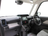 ダイハツのお店では、ダイハツ車を知り尽くしたプロフェッショナルが、専用の診断機器を使って各システムを点検しております。