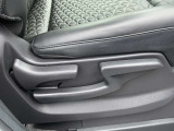 運転席はラチェット式レバーで高さも調整できます
