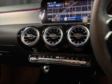 このボタンは「synchronize」(シンクロナイズ=同期する)の略で、運転席と助手席(モデルによっては後席も)のエアコン設定を連動させる機能です。