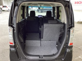 後席は分割可倒式で、用途に合わせてアレンジ可能。荷物の量や乗車人数に応じて柔軟に使える便利なシートです。