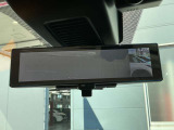 インテリジェントルームミラーです。人や物で視界が遮られてても、車体後部のカメラ映像に切り替えることにより、クリアな後方視界を実現しています。