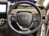 ハンドルにHondaセンシング系のクルーズコントロールやレーンキープアシストなどのスイッチと、オーディオの操作スイッチが装備されています。ハンドルから手を離さず安全に操作できます。