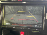 【バックカメラ】駐車時に後方がリアルタイム映像で確認できます。大型商業施設や立体駐車場での駐車時や、夜間のバック時に大活躍!運転スキルに関わらず、今や必須となった装備のひとつです!