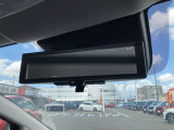 スマートルームミラー:車両後方のカメラ映像をミラー面に映し出すので、車内の状況や、天候などに影響されずいつでもクリアな後方視界が得られます。