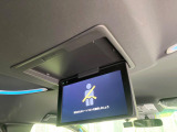 【後席モニター】家族や友人とお出かけする機会が多い方に大人気の後席モニターを装備!見やすい位置に画面がありテレビやDVDの視聴も快適!友達もお子様も、後席にしか乗らなくなるかも??