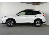 スバルの4WD(AWD)は直進安定性に優れ、日常走行から高速走行まで、さまざまなシーンで安心感に満ちた走りが愉しめます。それは悪路や泥道など左右のタイヤの路面状況が異なるシーンでも変わりません。