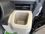 運転席側掘り込み式インパネカップホルダー