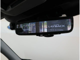 乗員や荷物で後方視界が遮られた場合でも、リヤガラスに装着されたカメラ映像をリヤビューミラーに映し出し、後方視界を確保します。