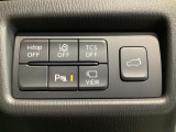 運転席脇のクラスタースイッチ部分にはカメラ切り替えスイッチ、パーキングセンサーその他走行系スイッチを集中配置しております。
