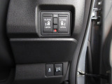 両側電動スライドドア。荷物で手が塞がる時など簡単にドアの開閉が出来ます。何より力いらずで開閉OK。女性やお年寄りにも優しい。電動機能はOFFにもできますから元気なお子様の駆け出しも安心。