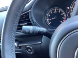 レバーをAUTOの位置にしているとき、レインセンサーが雨を感知すると、雨量に応じてワイパーが自動で作動してくれるオートワイパーを装備!設定変更で非作動にすると、間欠作動に固定されます。