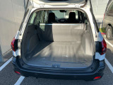 バックドアは大きく開きます。定員乗車時でも十分広いラゲッジスペースを確保しています。