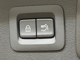 【パワーバックドア】スマートキーや運転席のボタンを押すだけでリアゲートが自動で開閉します!荷物を持っている時や、高い位置にあるバックドアを閉める際に便利な機能です♪