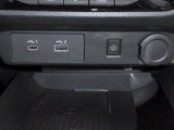 便利な充電用USBジャックも付いています。