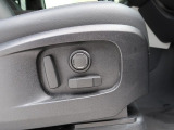 ◆パワーシート『電動パワーシートですので運転中のシート調節も安全に行えます。微調整も可能ですのであなただけのドライビングポジションを実現します。』