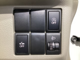 運転席脇のクラスタースイッチ部分にはアイドリングストップOFFその他走行系スイッチを集中配置しております。