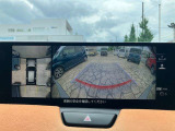 360&deg;ビューモニターでは、両サイドとフロント、バックカメラの合成で、あたかも上空から見下ろした様に周囲を確認して頂けます。駐車場だけでなく、T字路等でも活躍のアイテムです!