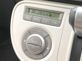 【オートエアコン】一度お好みの温度に設定すれば、車内の温度を検知し風量や温度を自動で調整。暑い&hellip;寒い&hellip;と何度もスイッチ操作をする必要はありません。快適な車内空間には必須の機能ですね♪