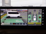 人やクルマがどこから現れるか不安!そんな混雑する駐車場などで、周辺の状況が直感的にわかる立体的映像を表示。クルマの周囲がぐるっと見えるので、安心して発進できます。