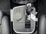 【シフトノブ】BMWの高性能オートマチックは、ATセレクトレバーを左側に倒すことで、通常の「D」から「S」(スポーツ)または「M」(マニュアル)へと切り替えが可能です。