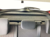 【トノカバー】荷室(トランク)に取り付けられる「目隠しカバー」です。外から荷物が見えないようにし、プライバシーの保護や防犯の役割を果たします。