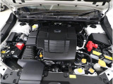 『e-BOXER』搭載。モーターアシストによるスムーズな加速を実現し、SUV走行体験の楽しさを提供します。低重心レイアウトならではの安定感と、電動化による静かで力強い走りが融合したパワートレーンです。