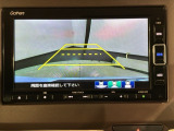 リバースギアに入れるだけで後方の表示へ切り替わります。夜間や雨の日の駐車も楽になりますよ。