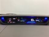 中央にデジタル表示のスピードメーターを配したハイブリット専用メーターになっています。左側のインフォメーション画面で燃費などの情報を確認できます。