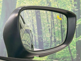 【ブラインドスポットモニタリング】走行中、ドアミラーの死角になりやすい箇所に後続車が接近するとサイドミラー付近に警告を表示、ドライバーに注意喚起をしてくれます。