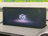 【8.8インチマツダコネクト】車内の雰囲気にマッチした大型のディスプレイ。スマホ接続でのナビ使用やBluetooth再生等、様々な機能が楽しめます。直感的なダイヤル操作が可能で、使い勝手も良好です。