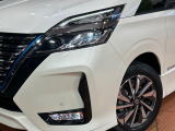 【LEDヘッドライト】悪天候や夜間走行時も良好な視界を確保し安心して運転できる高輝度LEDヘッドライトを装備!点灯速度が早く、消費電力も抑えられています。