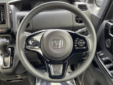 インテリアに合わせたデザインのステアリングは、運転される方のことも考え、運転しやすい形状、大きさです。是非一度、実際に触ってお確かめください。