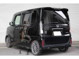 エアロやアルミホイールでドレスアップしたカスタムグレード。普通車に見劣りしない迫力のデザインです。